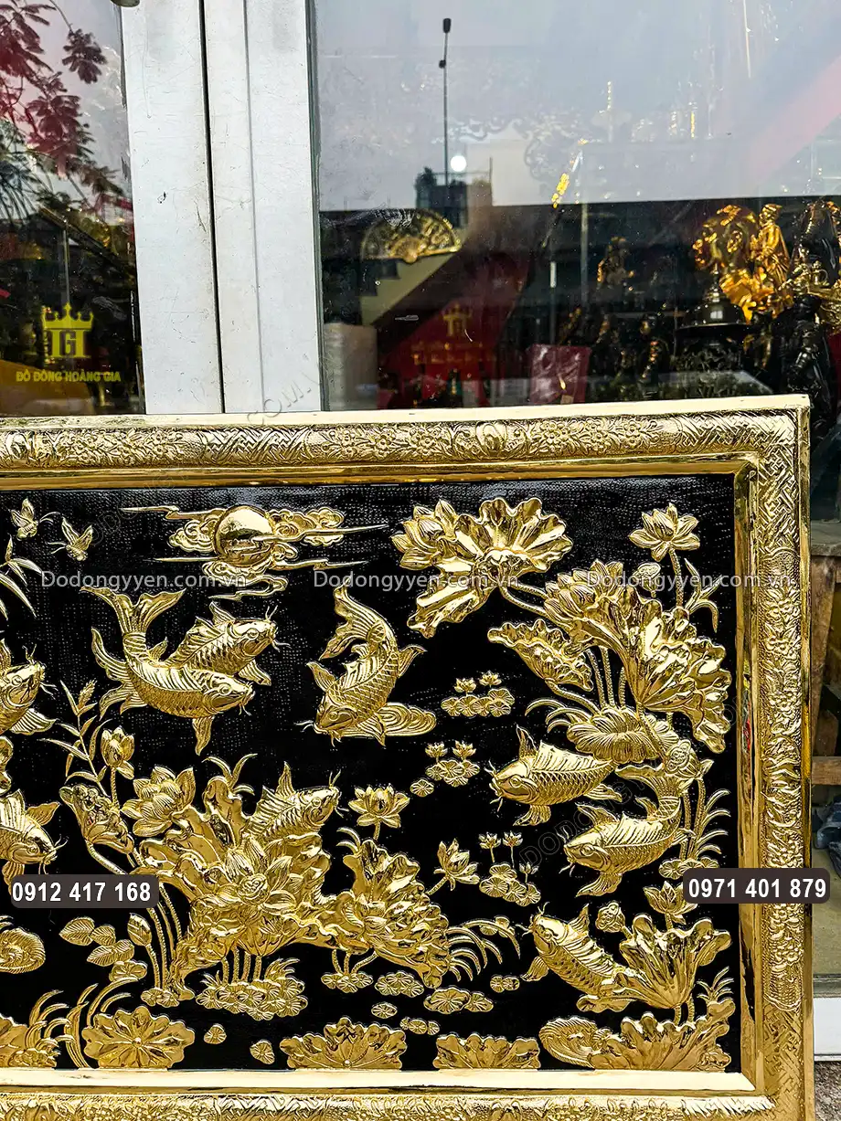 H&igrave;nh ảnh ch&iacute;n con c&aacute; ch&eacute;p khỏe mạnh đang bơi trong đầm sen được chạm th&uacute;c tỉ mỉ, sinh động